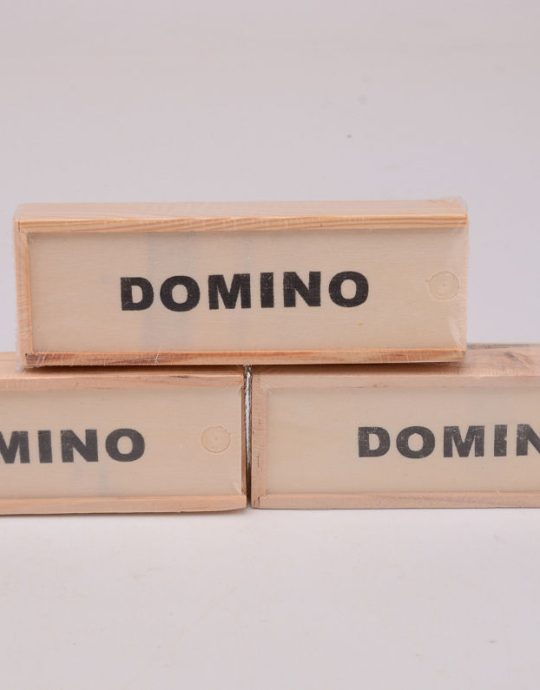 Domino in houten kistje