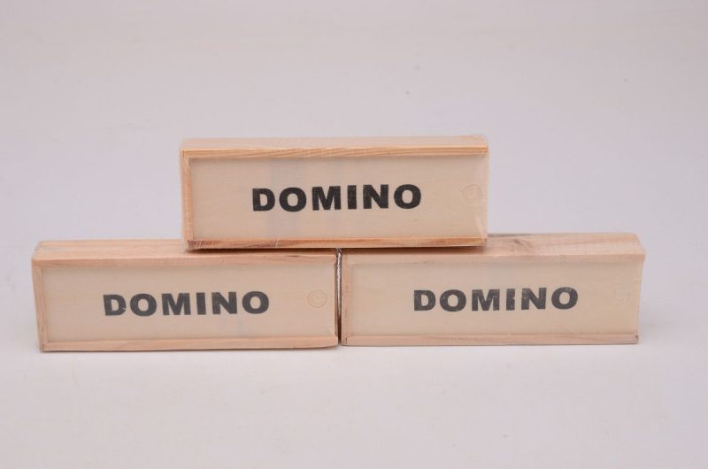 Domino in houten kistje